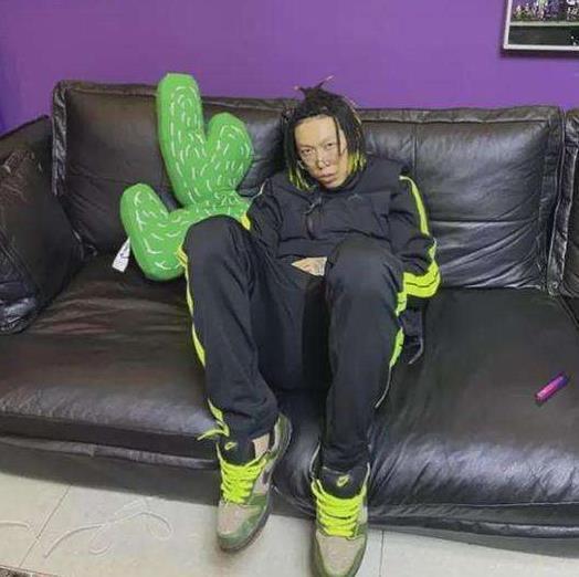 原创头像吃瓜图片男,原创头像中的男生吃瓜瞬间