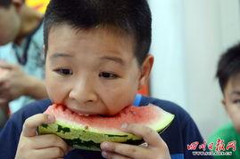 留守儿童吃瓜,见证乡村儿童的甜蜜成长