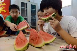 留守儿童吃瓜,见证乡村儿童的甜蜜成长