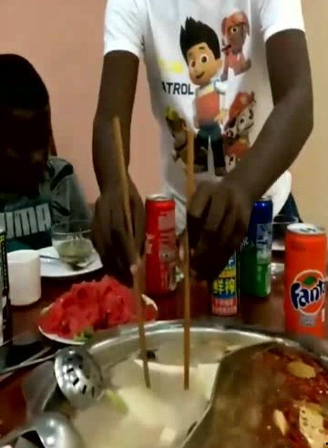 非洲黑人兄弟吃瓜