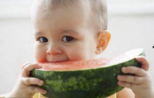 孩子吃瓜吐,孩子吃瓜吐籽的童趣瞬间