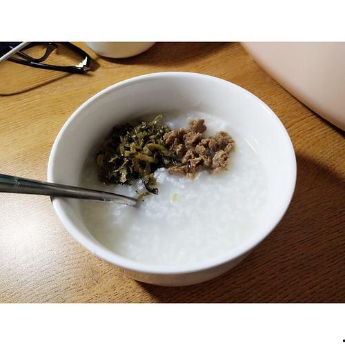 吃咸瓜配白粥,传统美食的完美搭配