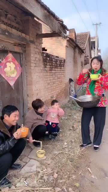 蹲在路边吃瓜的人