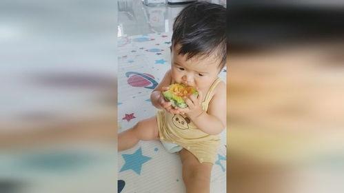 婴儿吃瓜周岁照